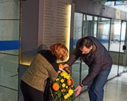 Predstavnici sindikata položili cvijeće na spomen ploči u RTV Domu
