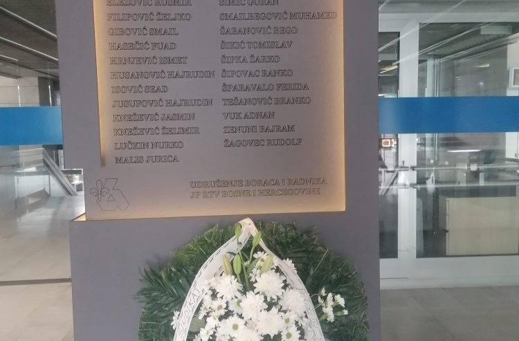 Samostalni sindikat radnika u BHRT-u je danas položio cvijeće i odao počast poginulim uposlenicima Radio televizije BIH u periodu od 1992 do 1995.godine